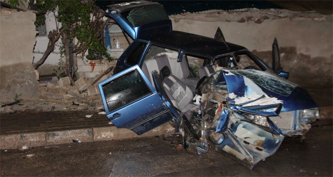 Alkollü sürücü önce araca sonra duvara çarptı