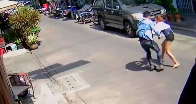 Güpegündüz sokak ortasında defalarca bıçaklandı