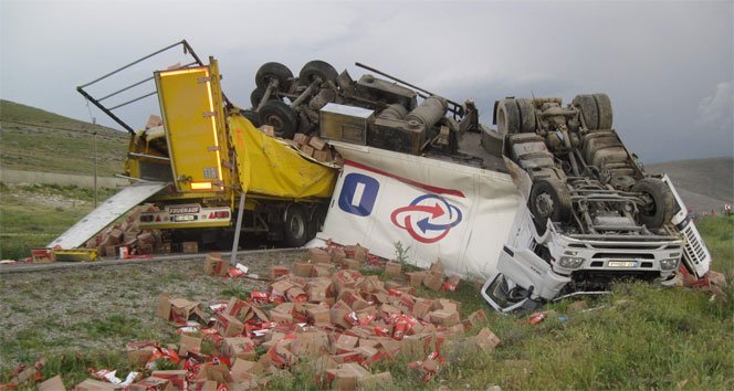 İki TIR çarpıştı: 2 ölü, 1 yaralı