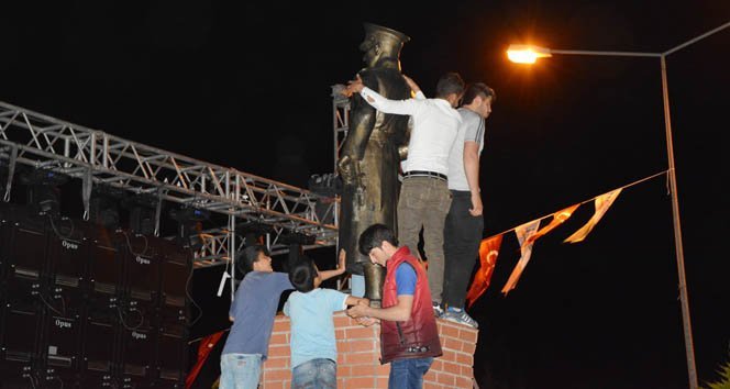 Mustafa Ceceli Konserinde Olaylar Çıktı