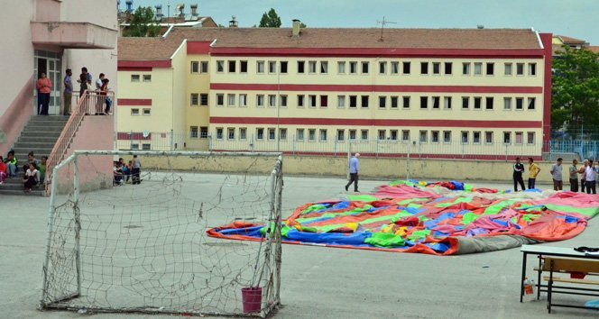 Okul bahçesinde akıl almaz kaza!