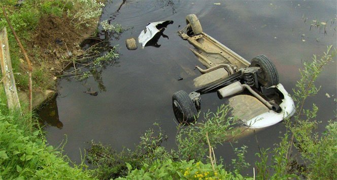Otomobil sulama kanalına uçtu: 2 ölü
