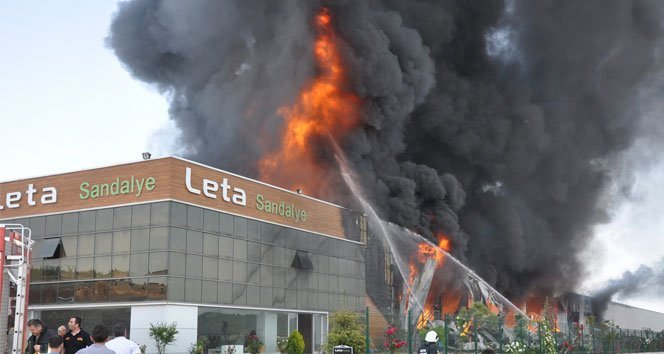Sandalye fabrikası alev alev yandı