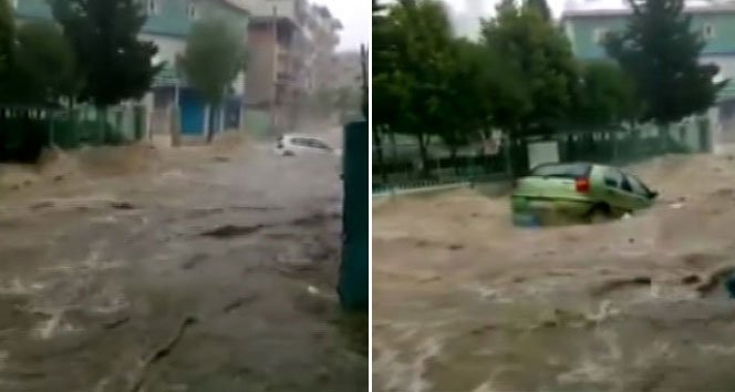 Sel suları araçları bile sürükledi
