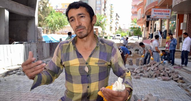 Simitçi çocuklar, para çantasını tekmeleye tekmeleye çaldı