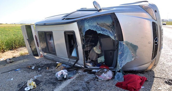 Tekeri patlayan minibüs takla attı: 12 yaralı
