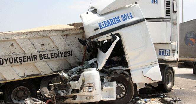 TIR, kamyona çarptı: 3 yaralı