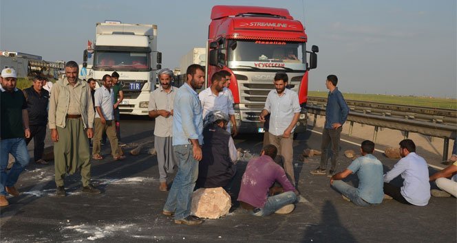 Yol kapatan çiftçiler ile sürücüler arasında kavga: 4 yaralı
