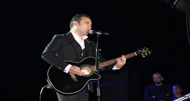 FERHAT GÖÇER ZONGULDAK’TA KONSER VERDİ