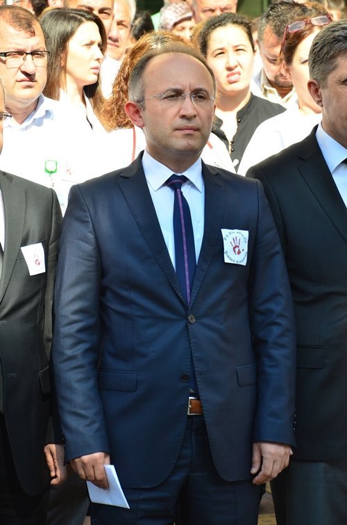 SA?LIK ÇALI?ANLARI SALDIRIYI KINADI ATATÜRK DEVLET HASTANES? BAHÇES?NDE TOPLANAN SA?LIK ÇALI?ANLARI, SAMSUN'DAK? SALDIRIYA TEPK? GÖSTERD?