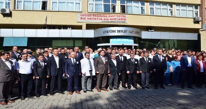 SA?LIK ÇALI?ANLARI SALDIRIYI KINADI ATATÜRK DEVLET HASTANES? BAHÇES?NDE TOPLANAN SA?LIK ÇALI?ANLARI, SAMSUN'DAK? SALDIRIYA TEPK? GÖSTERD?