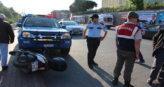 Devrilen motosiklet jandarma aracının altına girdi:1 yaralı