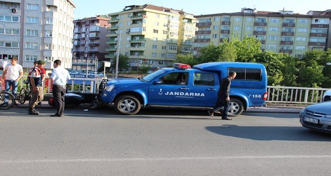 DEVR?LEN MOTOS?KLET JANDARMA ARACININ ALTINA G?RD?: 1 YARALI