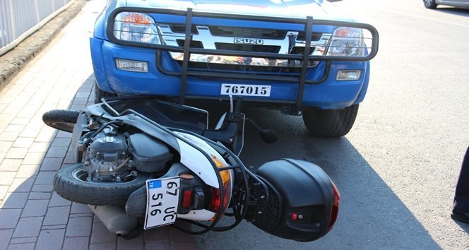 DEVR?LEN MOTOS?KLET JANDARMA ARACININ ALTINA G?RD?: 1 YARALI