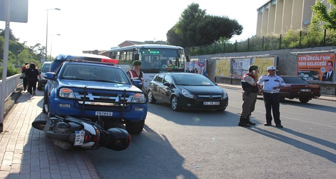 DEVR?LEN MOTOS?KLET JANDARMA ARACININ ALTINA G?RD?: 1 YARALI