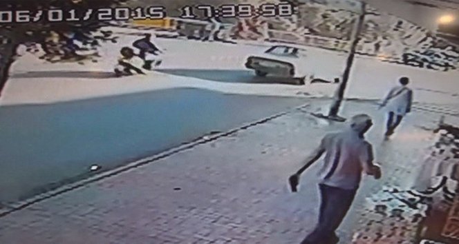 DEVR?LEN MOTOS?KLET JANDARMA ARACININ ALTINA G?RD?: 1 YARALI