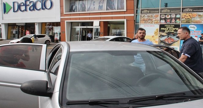 POL?STEN KAÇAN ZANLI YERE ATTI?I ESRARLA YAKALANDI UZUN SÜREN TAK?P SONUCU YAKALANAN ZANLI BULUNAN ESRARIN KEND?S?NE A?T OLMADI?INI ?DD?A ETT?