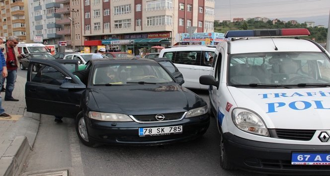 POL?STEN KAÇAN ZANLI YERE ATTI?I ESRARLA YAKALANDI UZUN SÜREN TAK?P SONUCU YAKALANAN ZANLI BULUNAN ESRARIN KEND?S?NE A?T OLMADI?INI ?DD?A ETT?