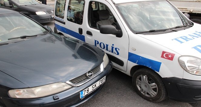 POL?STEN KAÇAN ZANLI YERE ATTI?I ESRARLA YAKALANDI UZUN SÜREN TAK?P SONUCU YAKALANAN ZANLI BULUNAN ESRARIN KEND?S?NE A?T OLMADI?INI ?DD?A ETT?