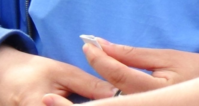 POL?STEN KAÇAN ZANLI YERE ATTI?I ESRARLA YAKALANDI UZUN SÜREN TAK?P SONUCU YAKALANAN ZANLI BULUNAN ESRARIN KEND?S?NE A?T OLMADI?INI ?DD?A ETT?