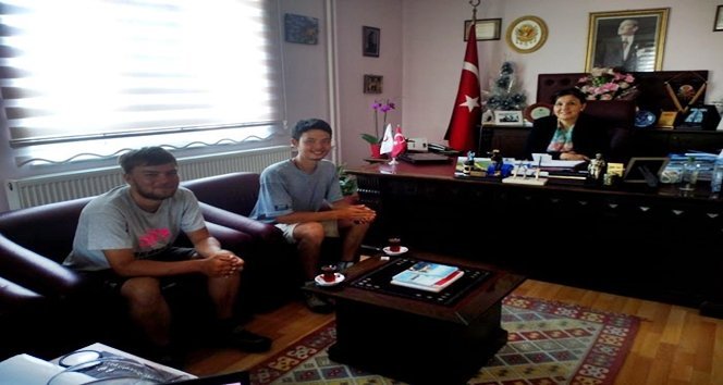 GENÇ TUR?STLER BA?KAN GÜNE?'? MAKAMINDA Z?YARET ETT?