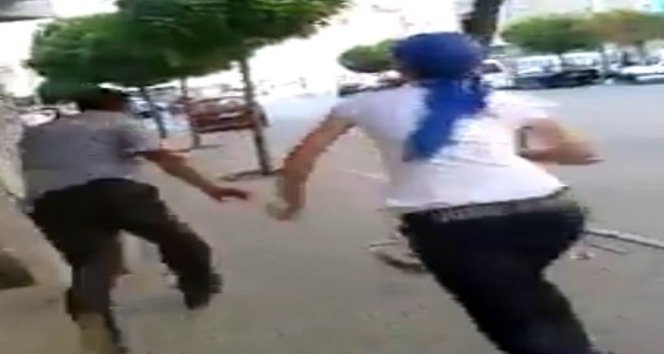 TAC?ZC?S?N? SOPAYLA DÖVDÜ, SOSYAL MEDYADA PAYLA?TI