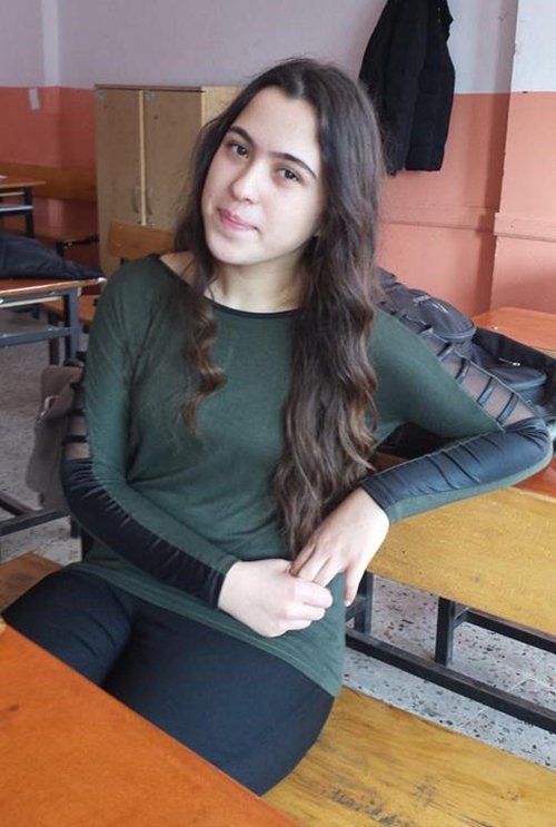 B?R?NC?L?K VER?LMEYEN Ö?RENC?DEN OKUL YÖNET?M?NE TEPK? KEND?S?N? B?R?NC? YAPMAYAN OKUL YÖNET?M?NE TEPK? GÖSTEREN Ö?RENC? PLAKET?N? YERE BIRAKTI