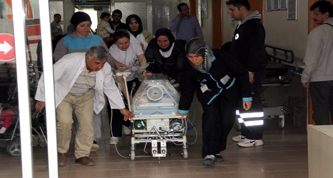 KAZAZEDE BEBEK HAYATA TUTUNMAYA ÇALI?IYOR