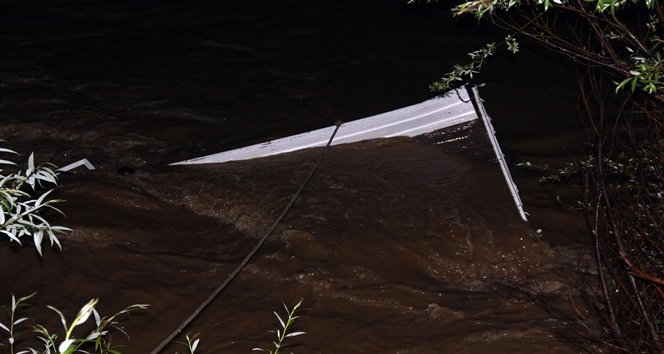 Kamyonet ırmağa uçtu 5 yaralı
