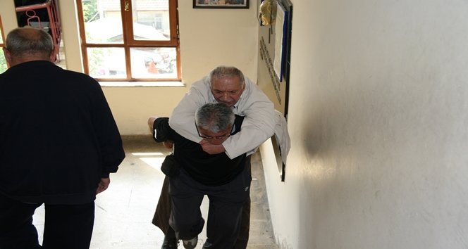 Sandık başına oğlunun sırtında gitti