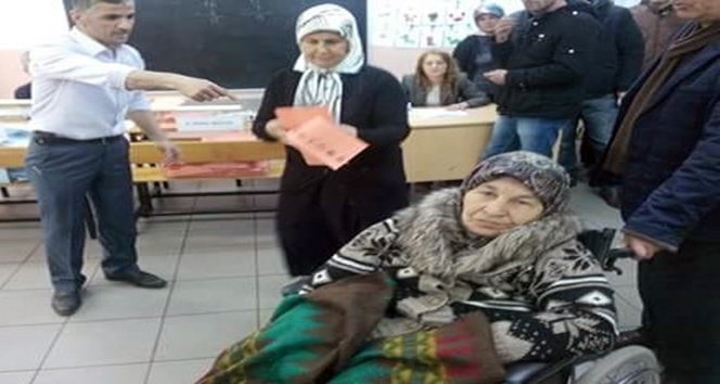 Yaşlı kadın oy kullanamayınca ağladı