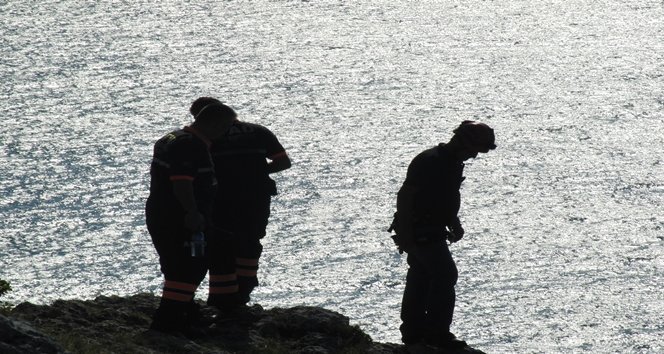 FOTO?RAF ÇEKT?RMEK ?STERKEN AYA?I KAYIP DEN?ZE DÜ?EN GENÇ ÖLDÜ