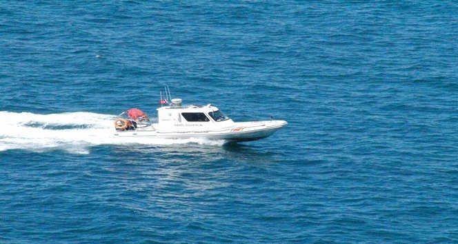 Fotoğraf çektirmek isterken ayağı kayıp denize düşen genç öldü