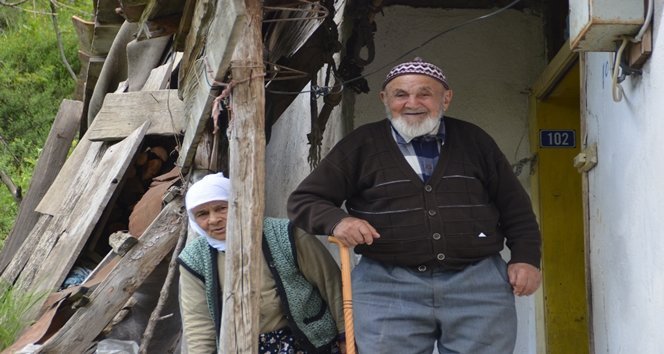 Oy pusulasıyla birlikte nüfus cüzdanını da sandığa attı
