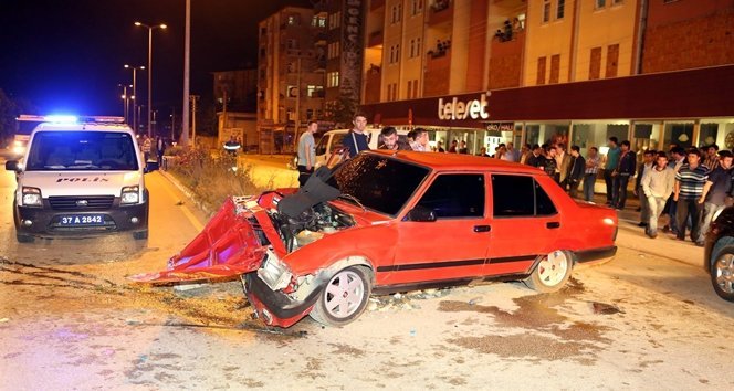 İKİ OTOMOBİL ÇARPIŞTI: 7 YARALI