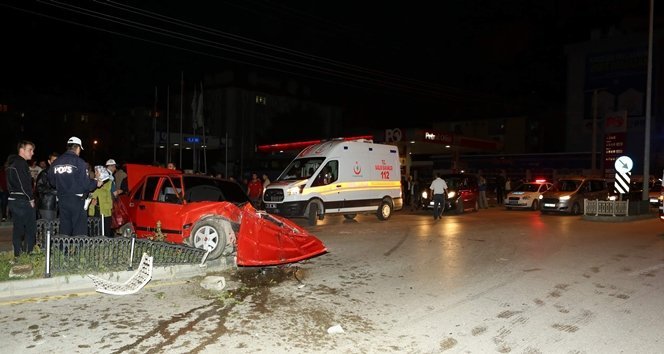 KASTAMONU?DA ?K? OTOMOB?L ÇARPI?TI: 7 YARALI