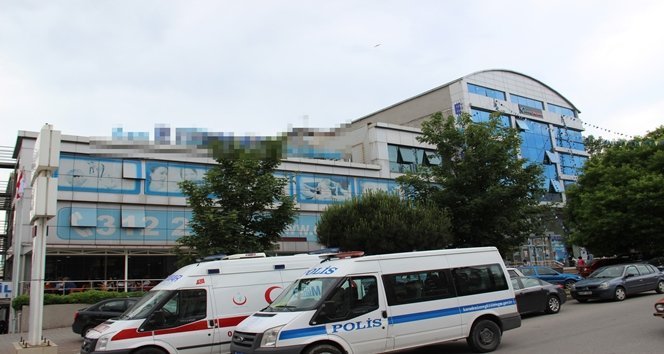 ?NT?HAR ETMEK ?STEYEN GENÇ HASTANEN?N ÇATISINA ÇIKTI