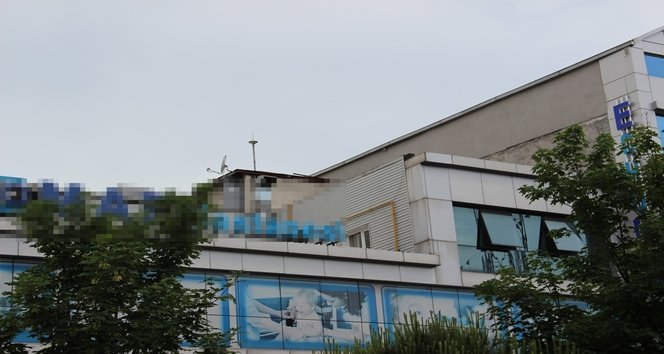 ?NT?HAR ETMEK ?STEYEN GENÇ HASTANEN?N ÇATISINA ÇIKTI