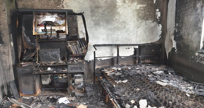 ÇALI?MA ODASINDA UYUYAKALAN Ö?RETMEN YANGINDA HAYATINI KAYBETT? OKULUNDA AÇILACAK SERG?YE HAZIRLANIYORDU