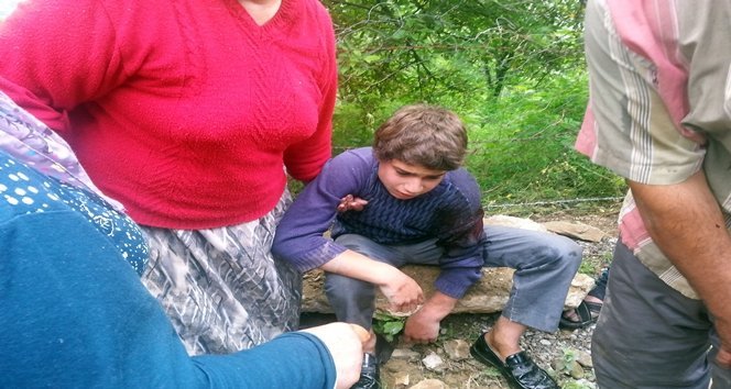 (ÖZEL HABER) TRAKTÖRÜN ALTINDA CAN PAZARI YOLDAN ÇIKAN TRAKTÖR EV?N BALKON BO?LU?UNA UÇTU TRAKTÖRÜN ALTINDA KALAN ÇOCUK A?IR YARALANDI