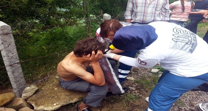 (ÖZEL HABER) TRAKTÖRÜN ALTINDA CAN PAZARI YOLDAN ÇIKAN TRAKTÖR EV?N BALKON BO?LU?UNA UÇTU TRAKTÖRÜN ALTINDA KALAN ÇOCUK A?IR YARALANDI