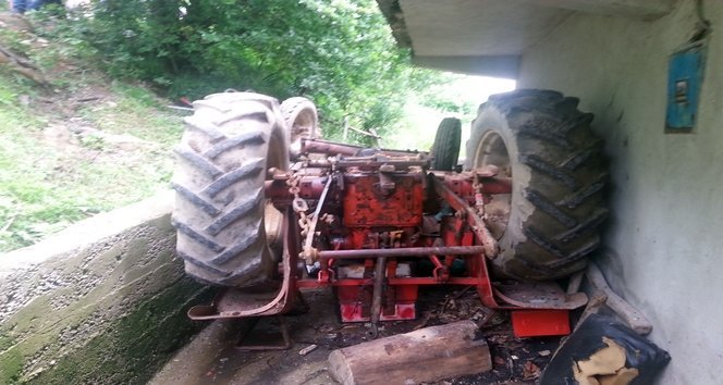 (ÖZEL HABER) TRAKTÖRÜN ALTINDA CAN PAZARI YOLDAN ÇIKAN TRAKTÖR EV?N BALKON BO?LU?UNA UÇTU TRAKTÖRÜN ALTINDA KALAN ÇOCUK A?IR YARALANDI
