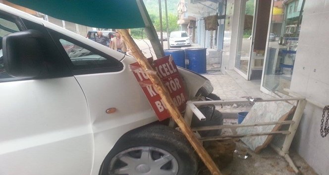 Dikkatsiz sürücü kendi işyerine daldı