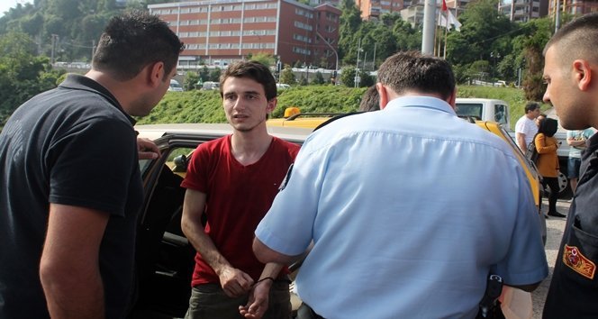 ARKADA?I OTOMOB?L?N KAPILARINI K?L?TLEY?P G?D?NCE, OTOMOB?LDE MAHSUR KALDI