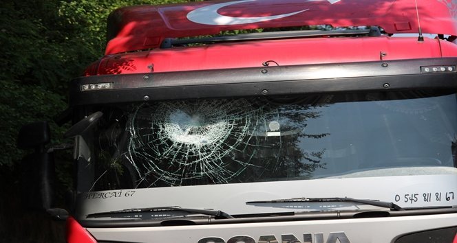 GECE YARISI TIR VE OTOBÜSLER?N CAMLARI KIRILDI