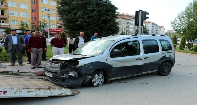 KAV?AKTA ?K? ARAÇ ÇARPI?TI: 7 YARALI