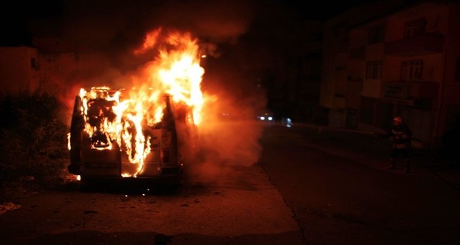 PARK HAL?NDEK? M?N?BÜS ALEV ALEV YANDI