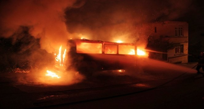 PARK HAL?NDEK? M?N?BÜS ALEV ALEV YANDI