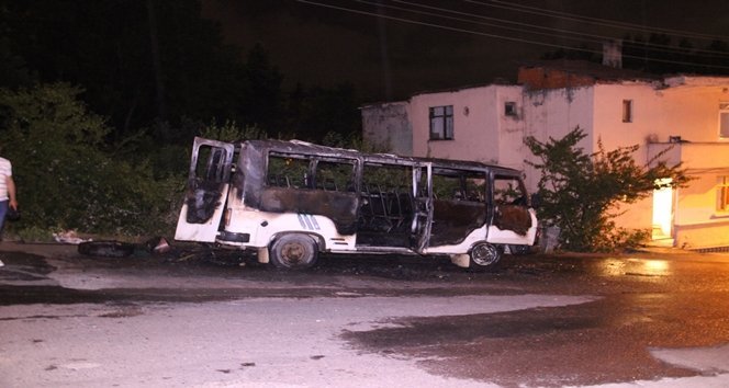 PARK HAL?NDEK? M?N?BÜS ALEV ALEV YANDI