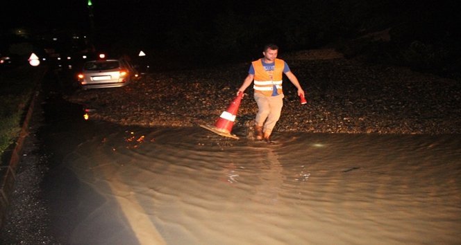 ZONGULDAK-?STANBUL YOLUNDA HEYELAN TEK ?ER?D? TRAF??? KAPANAN YOLDA B?R OTOMOB?L MAHSUR KALDI